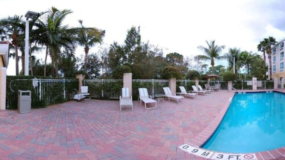 Comfort Inn & Suites Jupiter I-95 Exterior photo