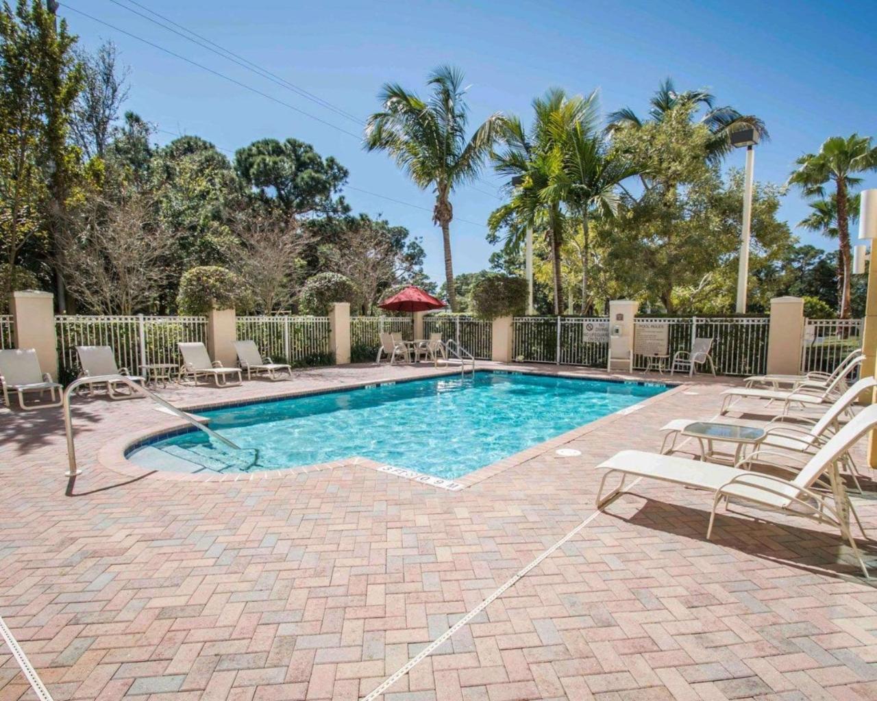 Comfort Inn & Suites Jupiter I-95 Exterior photo